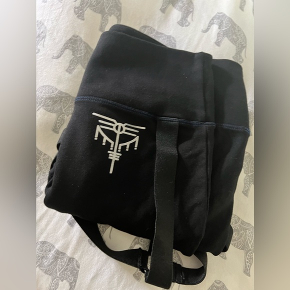 Her Universe Marvel Thor: Love And Thunder
Valkyrie Cosplay Leggings - Picture 4 of 5